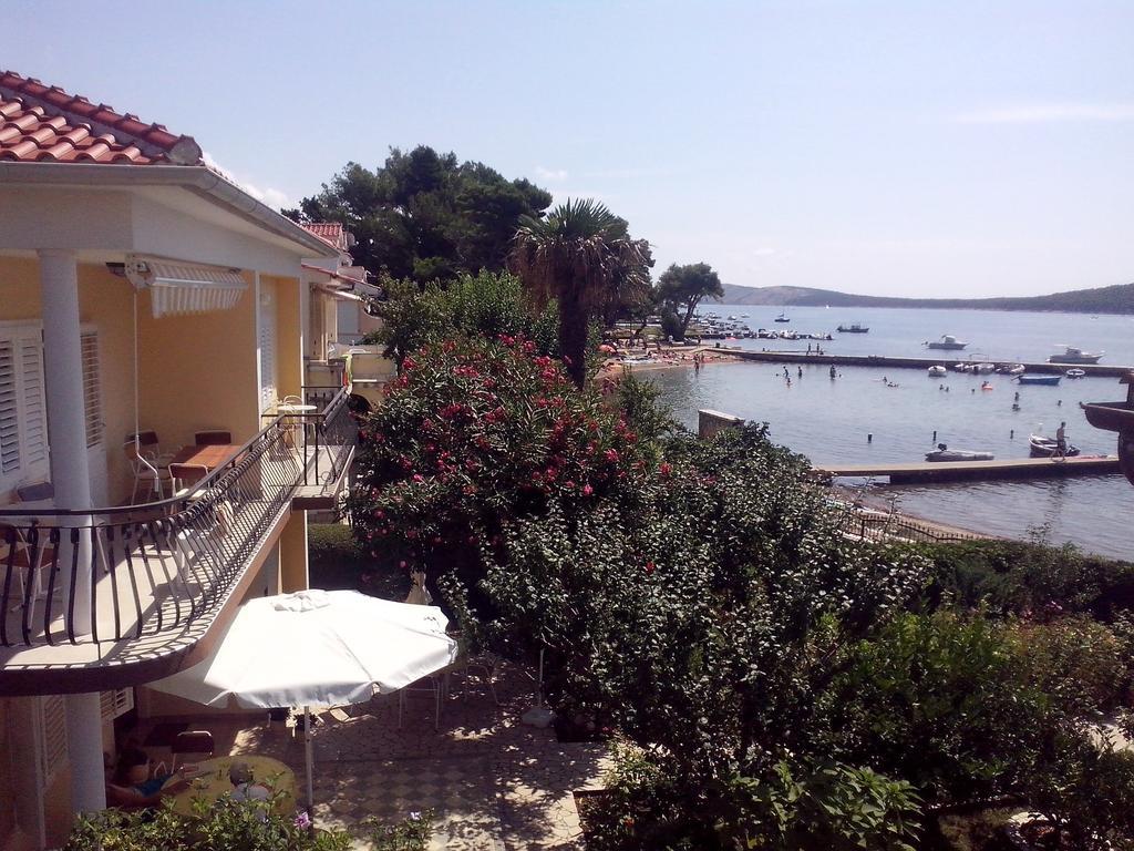 Apartments Antica Rab Town Bagian luar foto