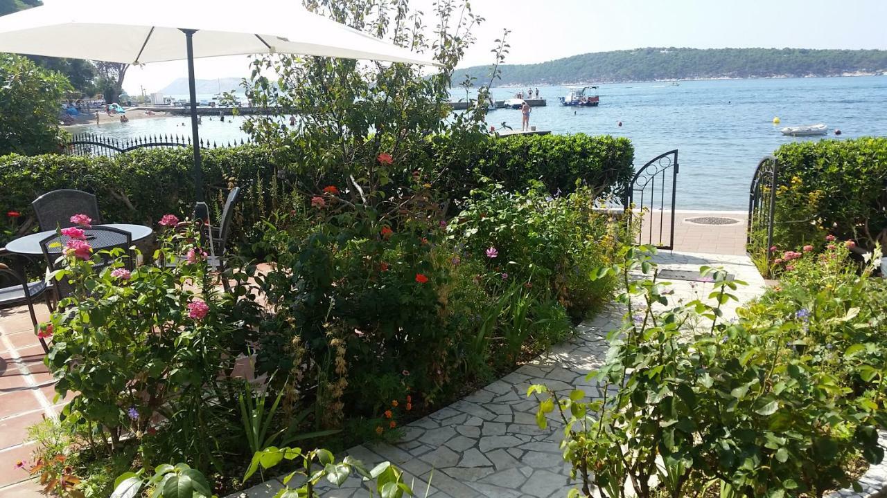 Apartments Antica Rab Town Bagian luar foto
