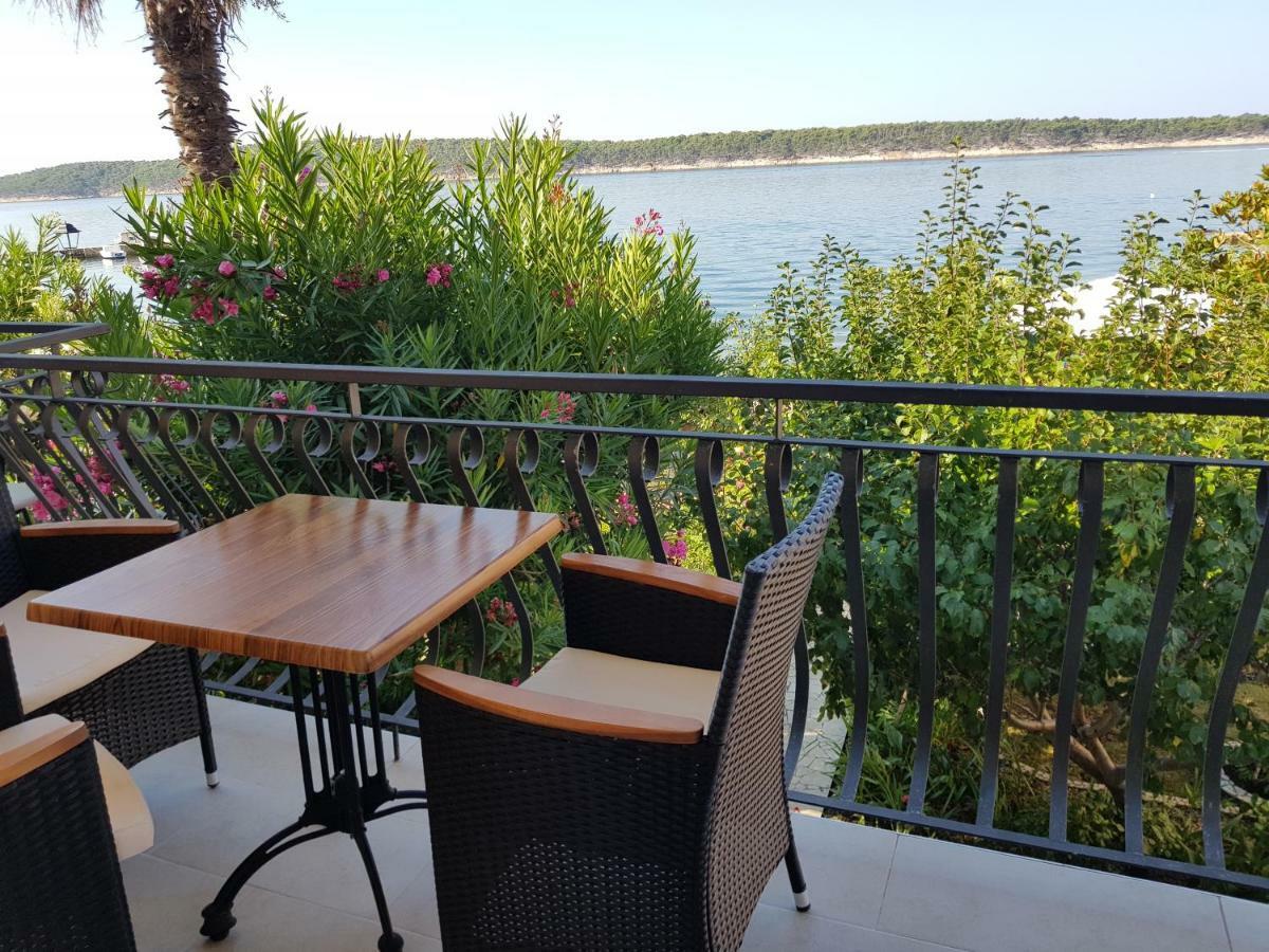 Apartments Antica Rab Town Bagian luar foto
