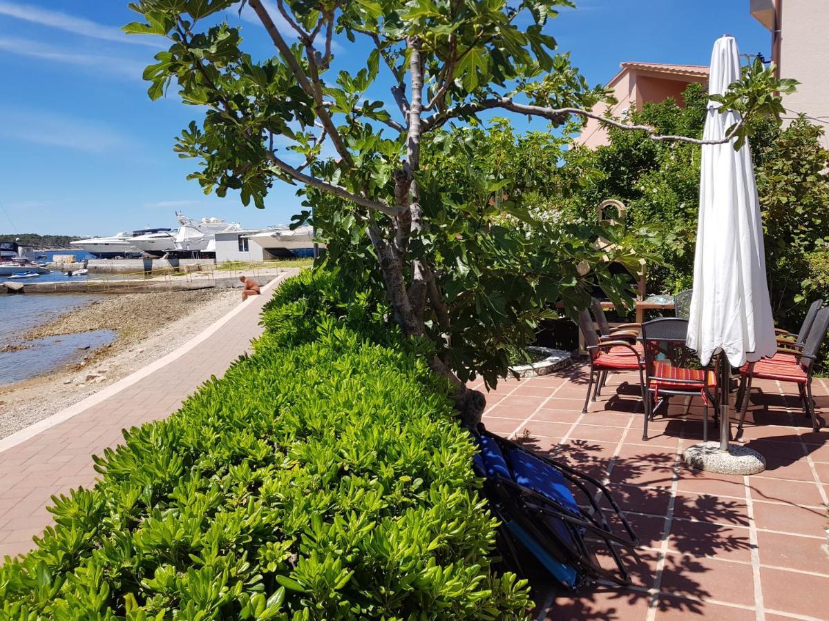 Apartments Antica Rab Town Bagian luar foto